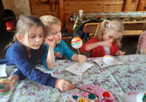 Dzieci malują swoje bombki