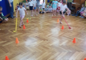 Dzieci podczas konkurencji sportowej